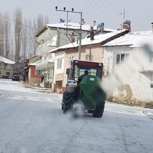 İLÇEMİZDE YOLLARIMIZDA BUZLAMA ÇALIŞMASI