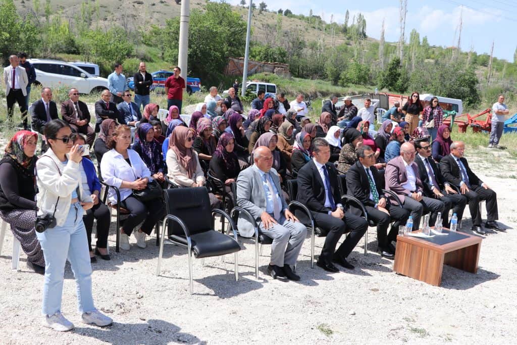 60 Bin Çilek Fidesi Toprakla Buluştu